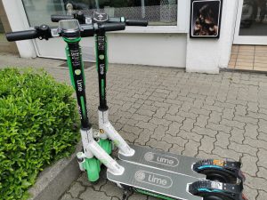 Lime E-Scooter erkennbar an der Farbe